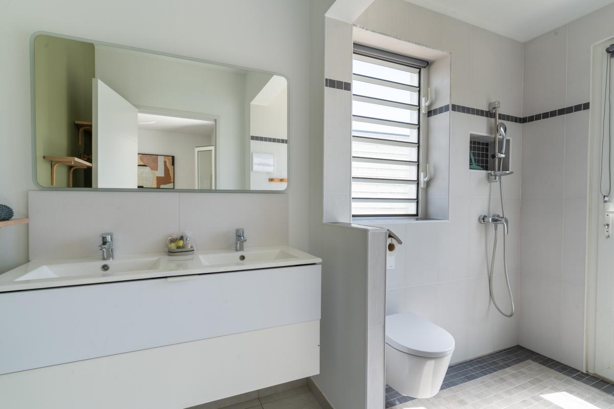 Première chambre double avec salle de douche privative attenante au Diamant. (4)